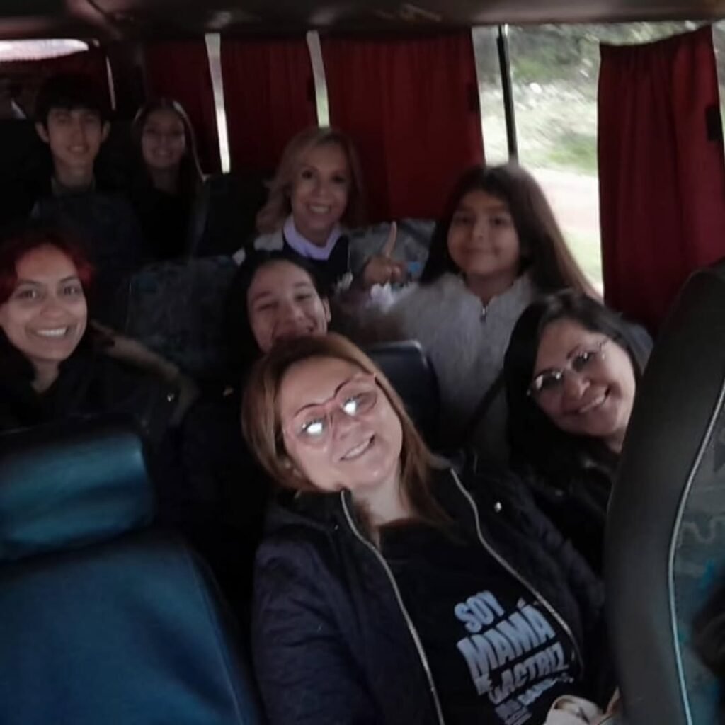 Jóvenes de los niveles Juvenil y Junior de Rocemi antes de viajar al Festival Internacional de Poesía en Bolivia