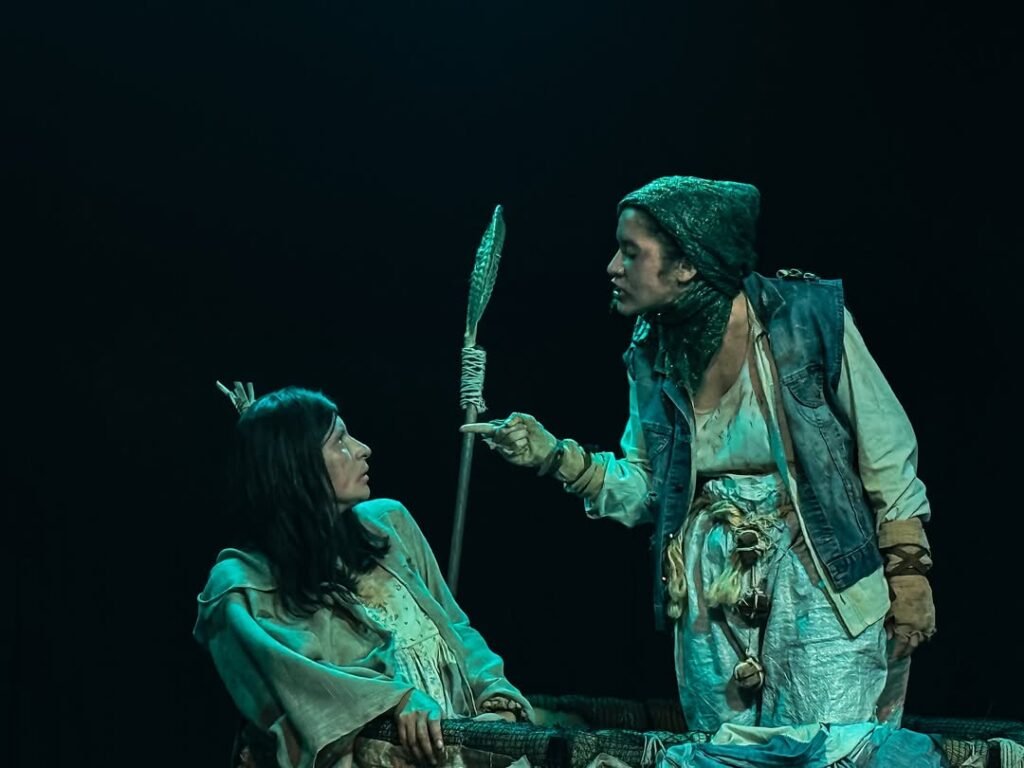 Elenco y equipo de la obra Paraná Porã Binacional en el encuentro cultural Ñemongeta Jere en Encarnación