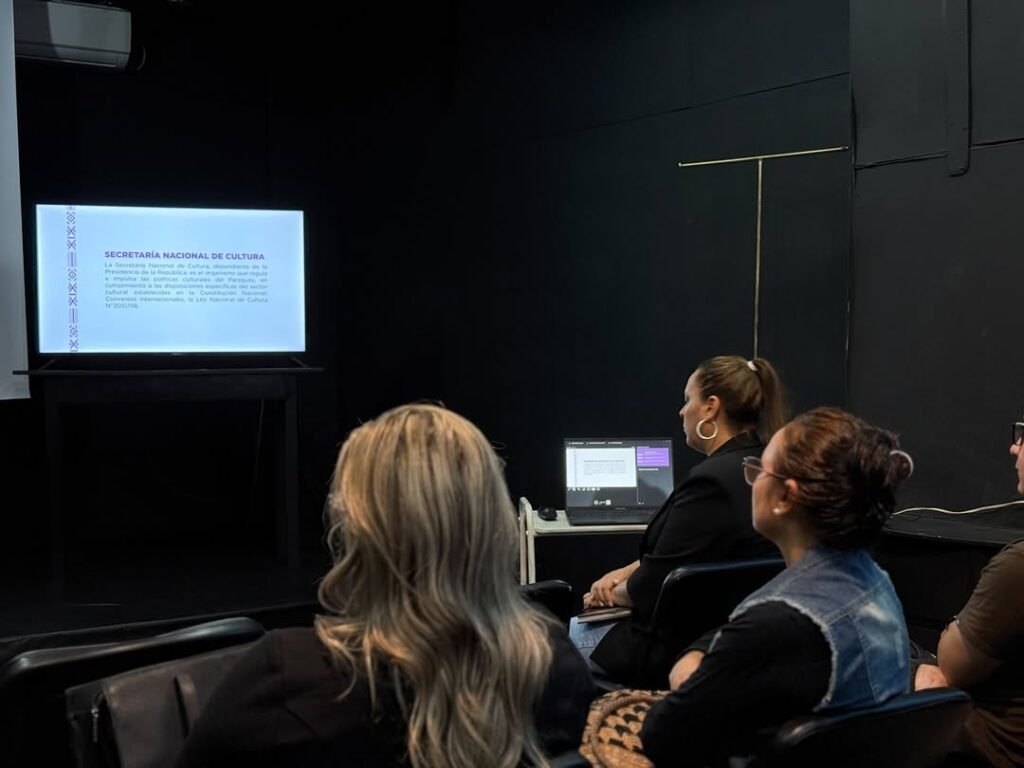 Participantes del encuentro Ñemongeta Jere en Encarnación durante una charla grupal de intercambio cultural