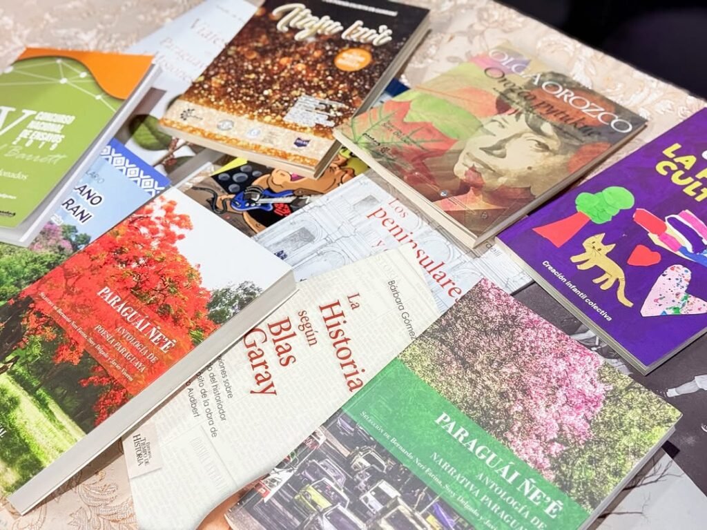 Representantes entregan libros donados a la Biblioteca Jorge Hrisuk en el encuentro cultural Ñemongeta Jere