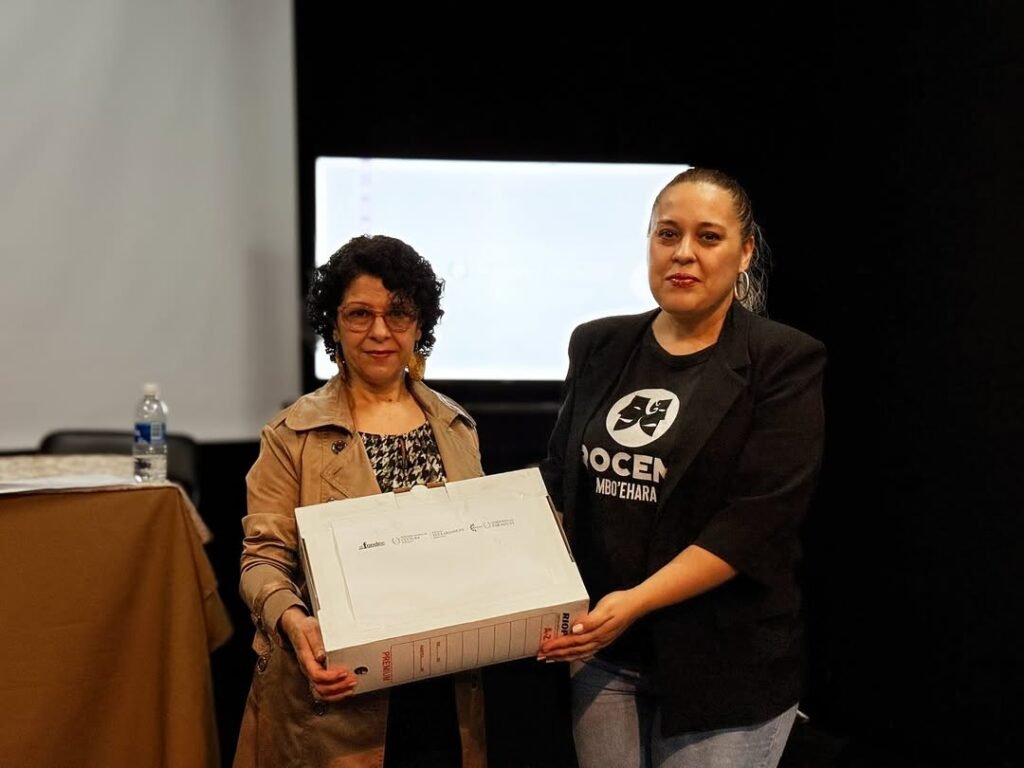 Representantes de la Secretaría Nacional de Cultura entregan libros a espacios culturales en Encarnación