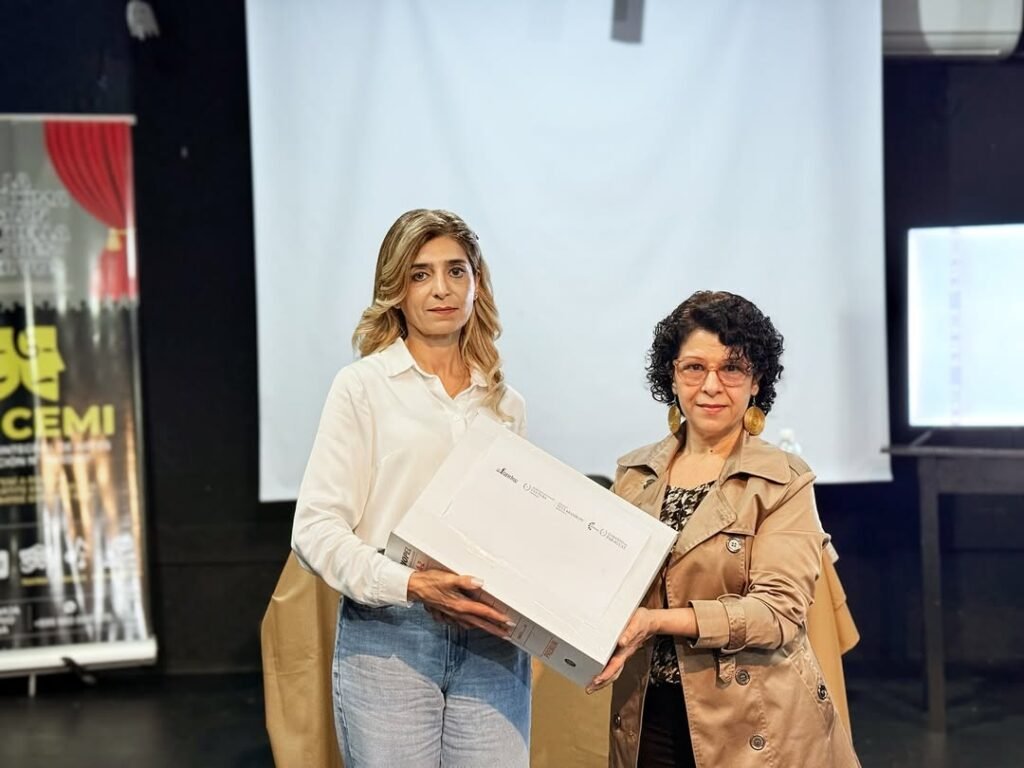 Entrega de libros donados por la Secretaría Nacional de Cultura y FONDEC a la Biblioplaya San José en Encarnación