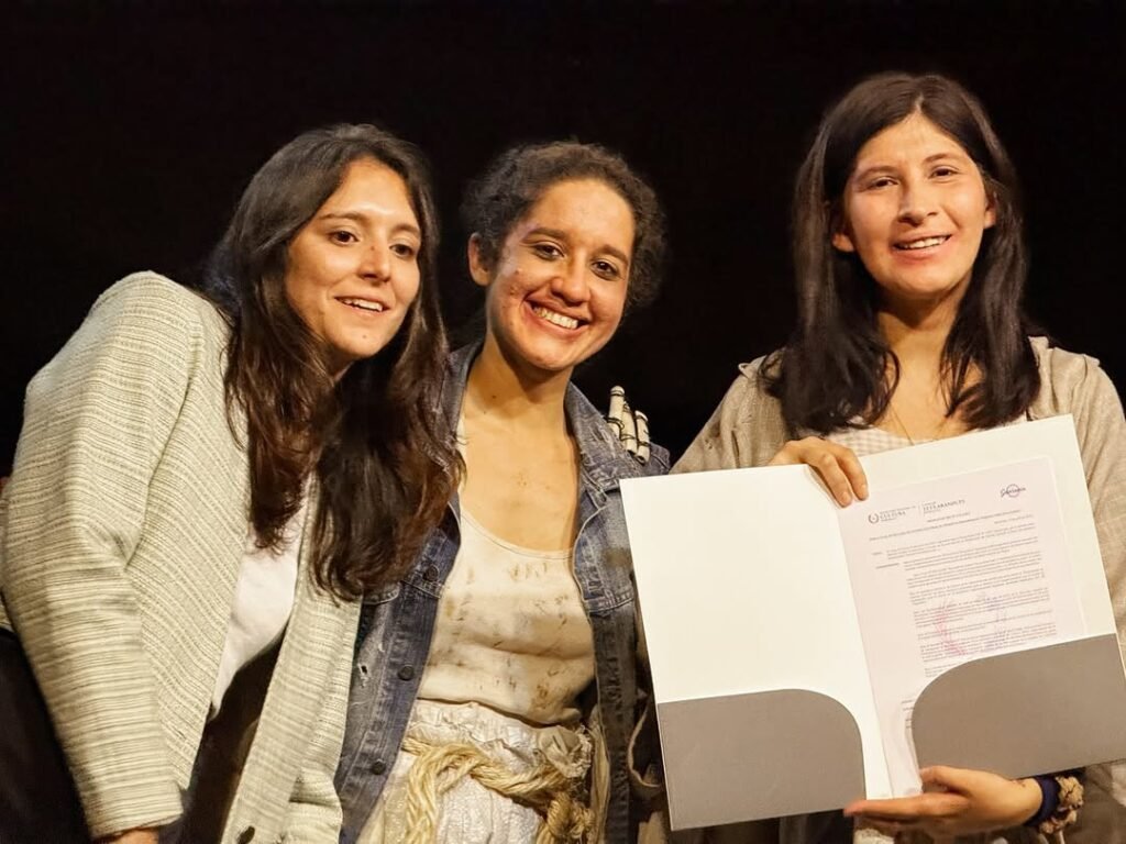 Tres mujeres sonrientes durante la entrega de la Declaración de Interés Cultural en el encuentro Ñemongeta Jere en Encarnación