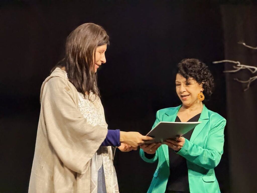 Entrega de documento oficial en Ñemongeta Jere, con la actriz Katia Acosta recibiendo la Declaración de Interés Cultural