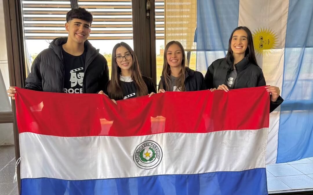 Estudiantes de la Academia Rocemi posan con la bandera de Paraguay antes de viajar a representar al país en festival de cine en Alta Gracia, Argentina.