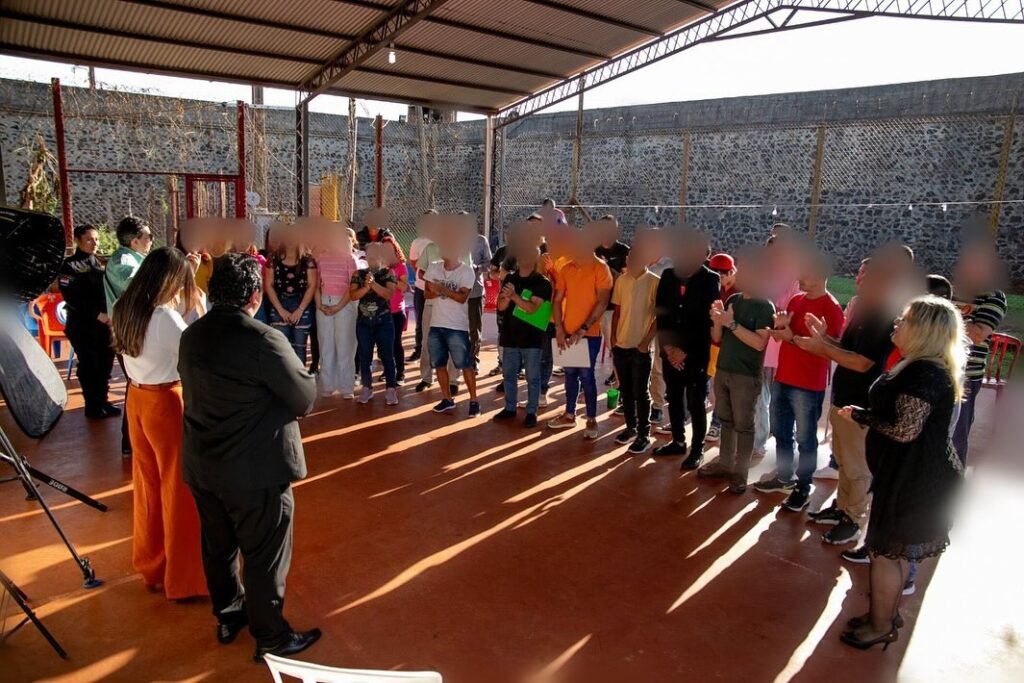 Clases de canto coral para personas privadas de libertad dentro del Cereso Encarnación